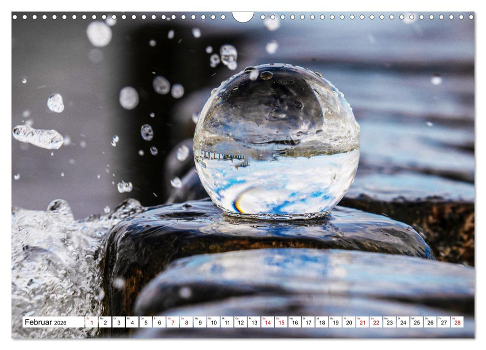 Lensball-Fotografie am Meer (CALVENDO Wandkalender 2026)