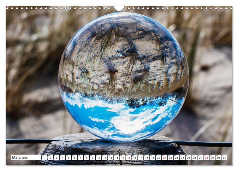Lensball-Fotografie am Meer (CALVENDO Wandkalender 2026)