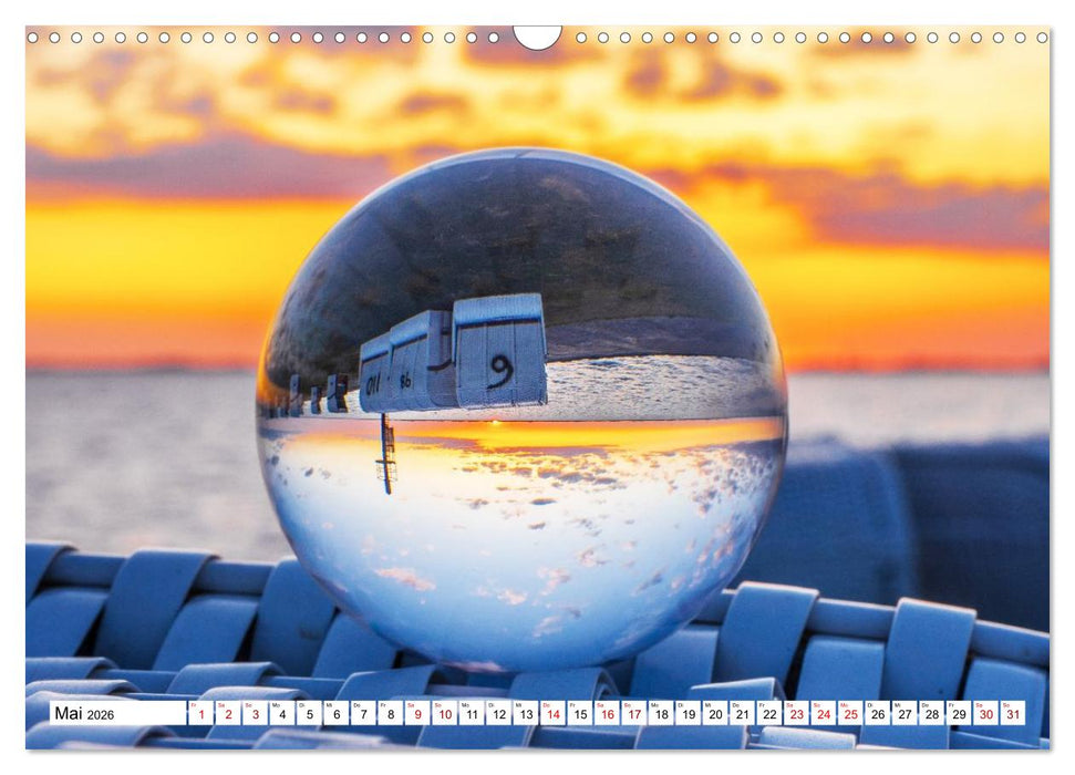 Lensball-Fotografie am Meer (CALVENDO Wandkalender 2026)