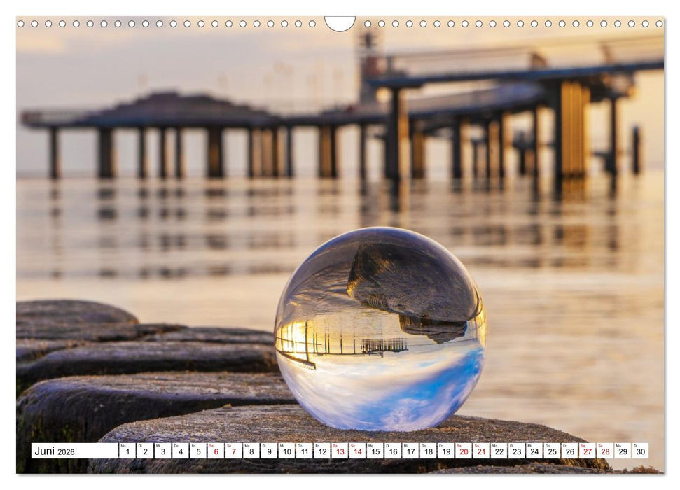 Lensball-Fotografie am Meer (CALVENDO Wandkalender 2026)
