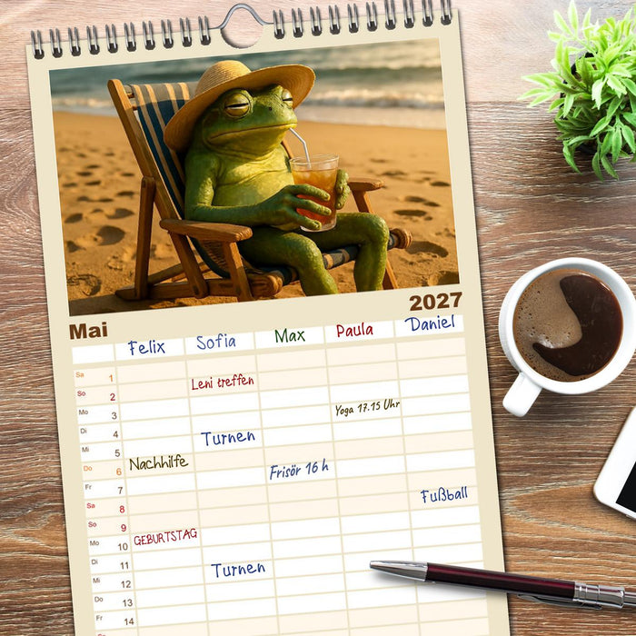 Frosch am Strand - Sommer, Sonne, grüne Haut (CALVENDO Familienplaner 2027)
