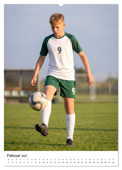Am Ball Junior - Junge Kicker - Große Momente (CALVENDO Premium Wandkalender 2027)