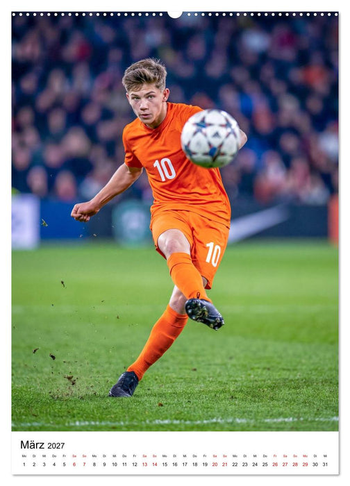 Am Ball - Dynamik des modernen Fußballs (CALVENDO Premium Wandkalender 2027)