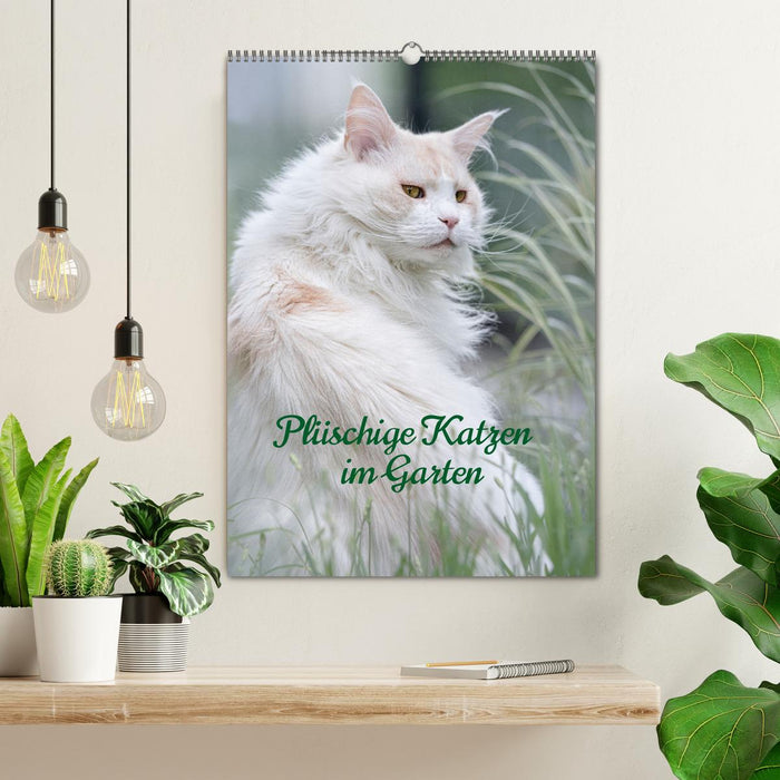 Plüschige Katzen im Garten (CALVENDO Wandkalender 2027)