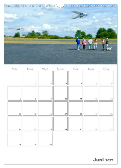 Follow me and have fun - kleine Leute am Flugplatz (CALVENDO Wandkalender 2027)