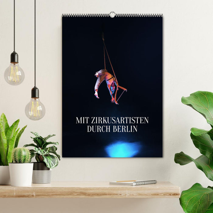 Mit Zirkusartisten durch Berlin (CALVENDO Wandkalender 2027)