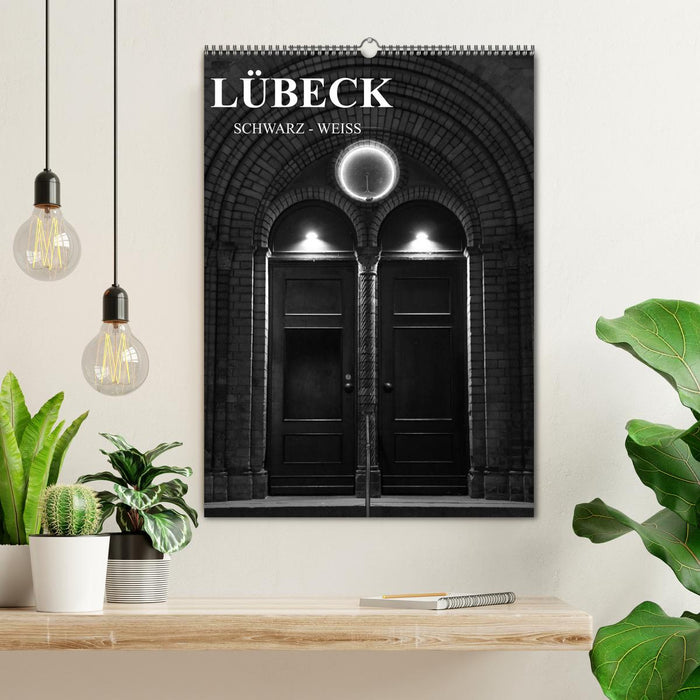 Lübeck schwarz-weiß (CALVENDO Wandkalender 2027)