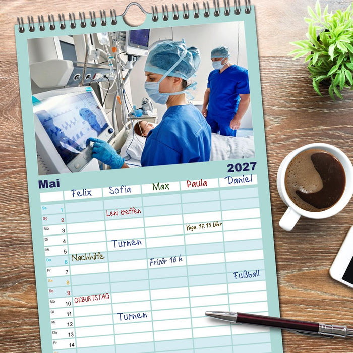 Im Dienst der Gesundheit - Krankenpflege (CALVENDO Familienplaner 2027)