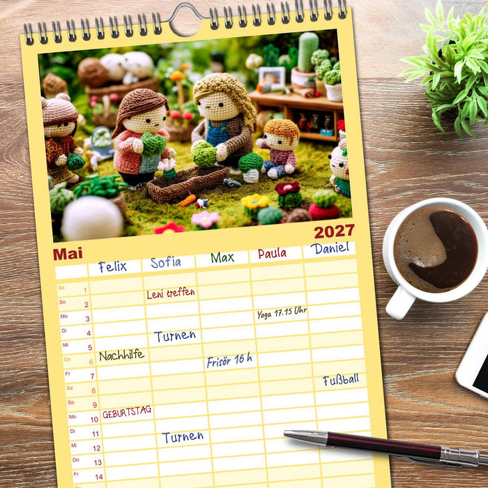 Amigurumi Moments. Ein fantastischer Familienalltag (CALVENDO Familienplaner 2027)