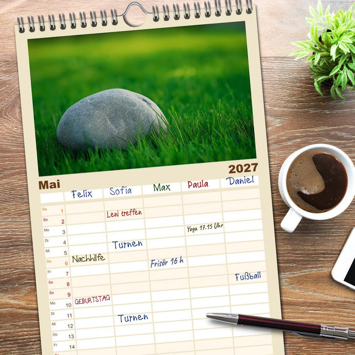 Minimalistische Naturmomente – Ruhe und Schönheit in der Natur (CALVENDO Familienplaner 2027)