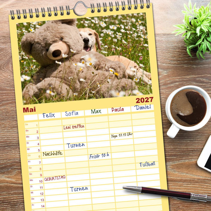Liebenswerte Freunde - Hunde mit Teddys (CALVENDO Familienplaner 2027)