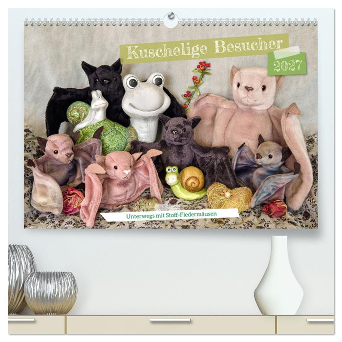 Kuschelige Besucher - unterwegs mit Stoff-Fledermäusen (CALVENDO Premium Wandkalender 2027)