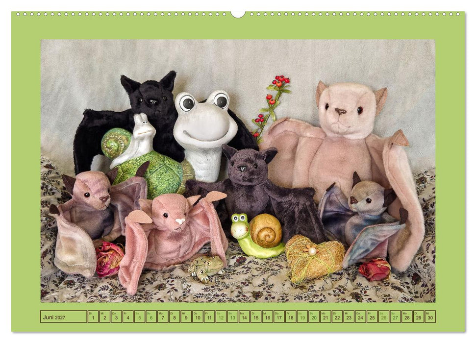 Kuschelige Besucher - unterwegs mit Stoff-Fledermäusen (CALVENDO Premium Wandkalender 2027)