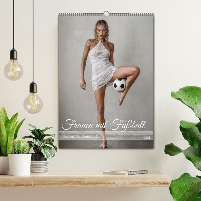 Frauen mit Fußball – Eleganz. Leidenschaft. (CALVENDO Wandkalender 2027)