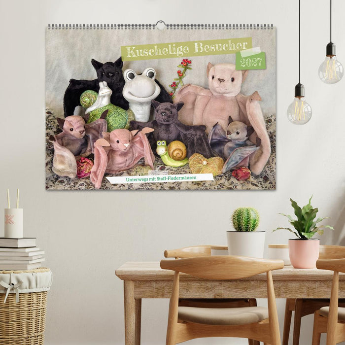 Kuschelige Besucher - unterwegs mit Stoff-Fledermäusen (CALVENDO Wandkalender 2027)