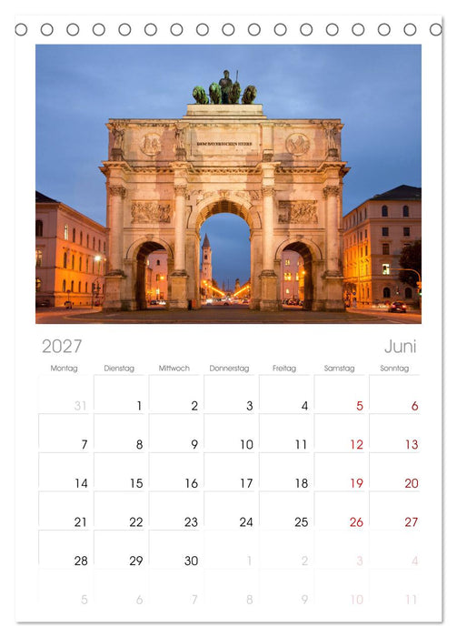 Abend in München (CALVENDO Tischplaner A5H 2027)