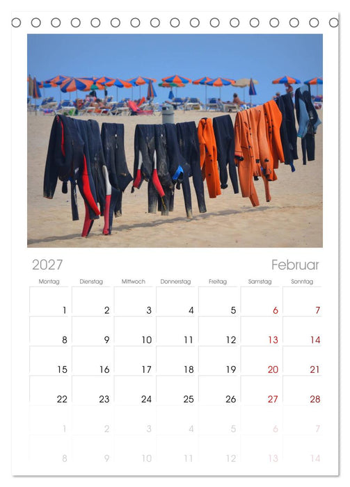 Buntes Strandleben (CALVENDO Tischplaner A5H 2027)