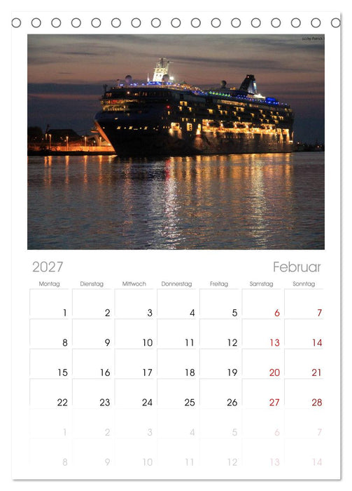 Cruiseliner in Warnemünde (CALVENDO Tischplaner A5H 2027)