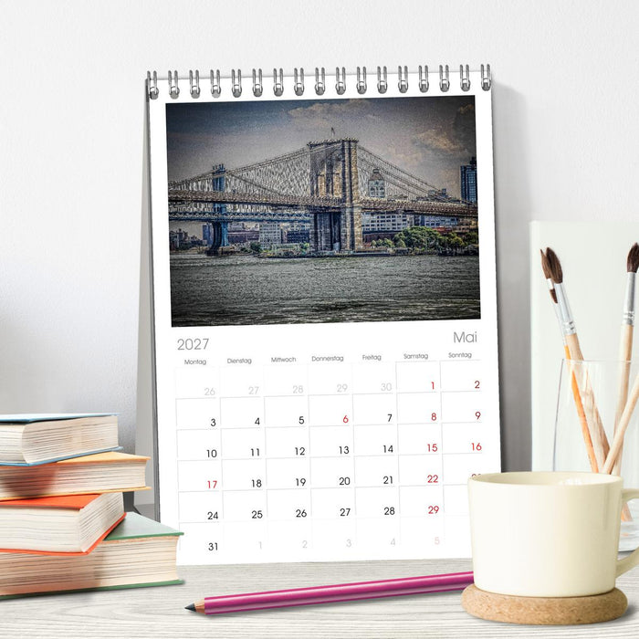 New York feeling (CALVENDO Tischplaner A5H 2027)