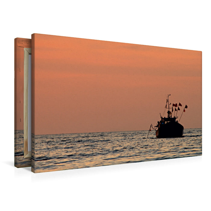 Toile textile premium Toile textile premium 90 cm x 60 cm paysage bateau de pêche dans la lumière du soir 