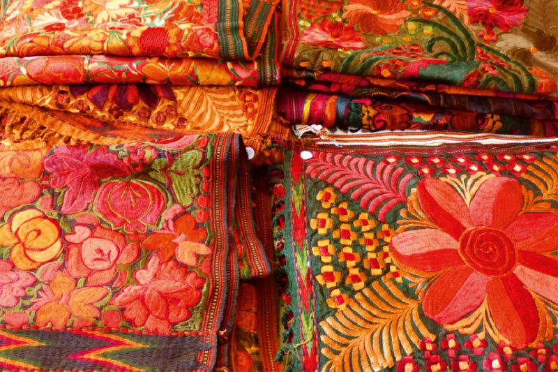 Premium Textil-Leinwand Premium Textil-Leinwand 120 cm x 80 cm quer Prächtiges Kunsthandwerk aus Guatemala
