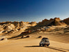 Geländewagen in Wuestenlandschaft an der alten Karawanenstrasse nahe der Oase Dachla, Libysche Wueste, Aegypten, Afrika - CALVENDO Foto-Puzzle - calvendoverlag 29.99