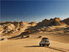 Geländewagen in Wuestenlandschaft an der alten Karawanenstrasse nahe der Oase Dachla, Libysche Wueste, Aegypten, Afrika - CALVENDO Foto-Puzzle - calvendoverlag 29.99