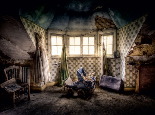 "Dachboden" - gesehen in einem alten, verlassenen Chateau in Belgien - CALVENDO Foto-Puzzle - calvendoverlag 29.99