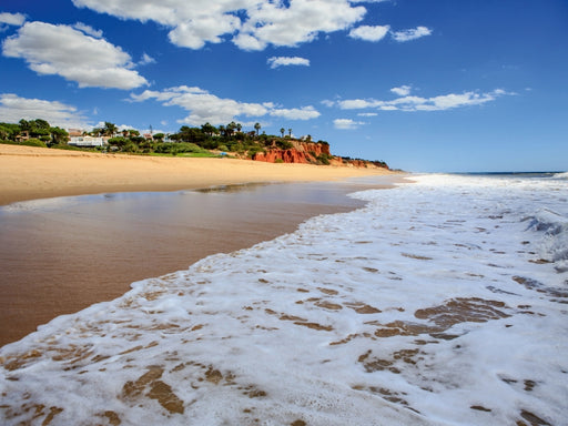 Ein Strand an der Algarve in der Nähe von Quarteira - CALVENDO Foto-Puzzle - calvendoverlag 29.99