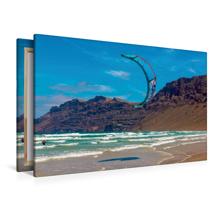 Premium Textil-Leinwand Premium Textil-Leinwand 120 cm x 80 cm quer Kite-Surfer am stets stürmigen Famara-Kliff