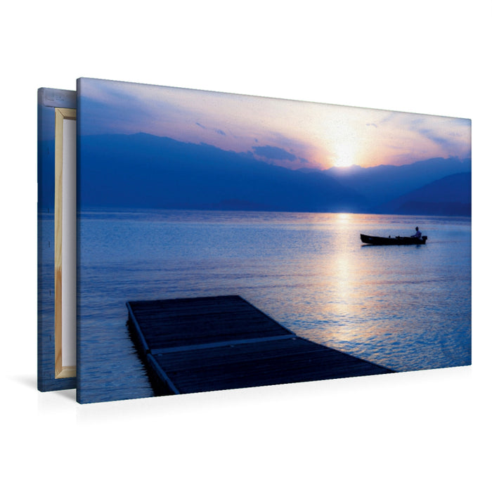 Premium Textil-Leinwand Premium Textil-Leinwand 120 cm x 80 cm quer Boot bei Sonnenuntergang am Lago Maggiore