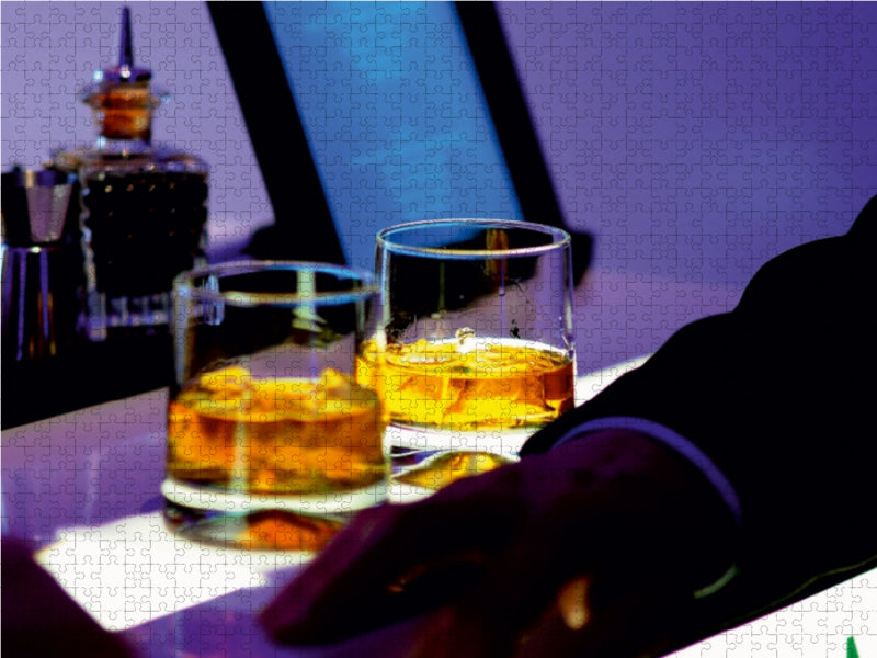 Cool Atmosphere - Whisky Gläser auf Bartheke - CALVENDO Foto-Puzzle - calvendoverlag 29.99