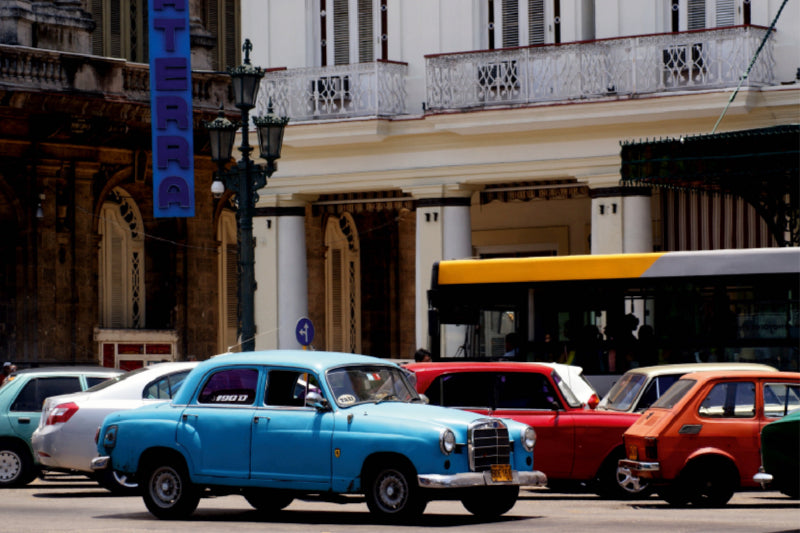 Toile textile haut de gamme Toile textile haut de gamme 120 cm x 80 cm de large La légendaire Mercedes 180 devant l'Hôtel Inglaterra à La Havane 