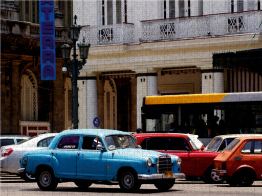 Der legendäre Mercedes 180 vor dem Hotel Inglaterra in Havanna - CALVENDO Foto-Puzzle - calvendoverlag 29.99