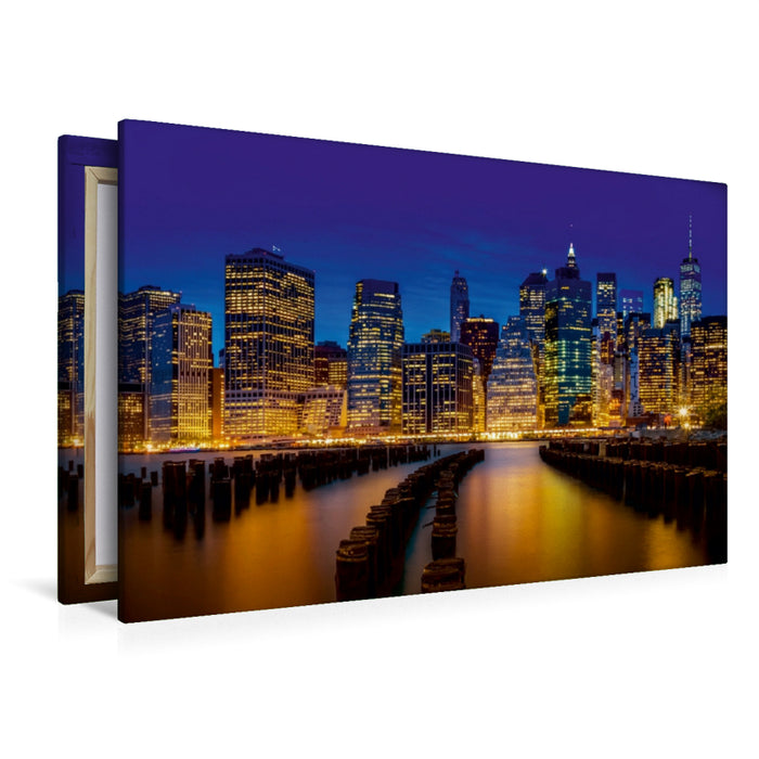 Premium Textil-Leinwand Premium Textil-Leinwand 120 cm x 80 cm quer MANHATTAN SKYLINE Idyllische Ansicht zur blauen Stunde