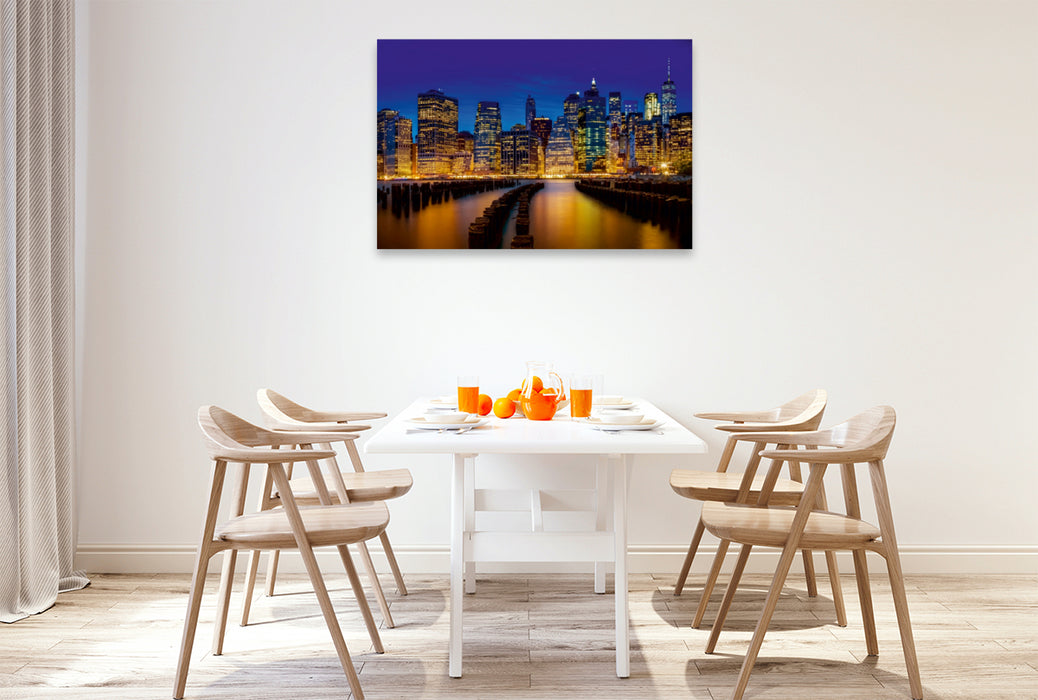 Premium Textil-Leinwand Premium Textil-Leinwand 120 cm x 80 cm quer MANHATTAN SKYLINE Idyllische Ansicht zur blauen Stunde