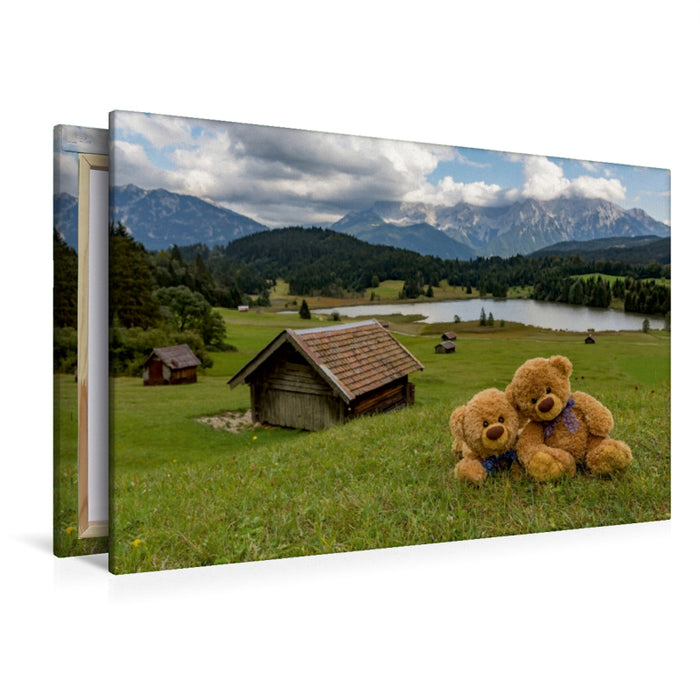 Premium Textil-Leinwand Premium Textil-Leinwand 120 cm x 80 cm quer Travelling Teddy am Geroldsee
