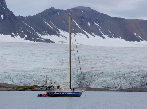 Segelyacht in einem Fjord vor der Insel Spitzbergen - CALVENDO Foto-Puzzle - calvendoverlag 39.99