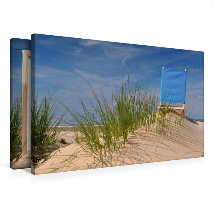 Premium Textil-Leinwand Premium Textil-Leinwand 75 cm x 50 cm quer Blauer Strandstuhl auf einer Düne
