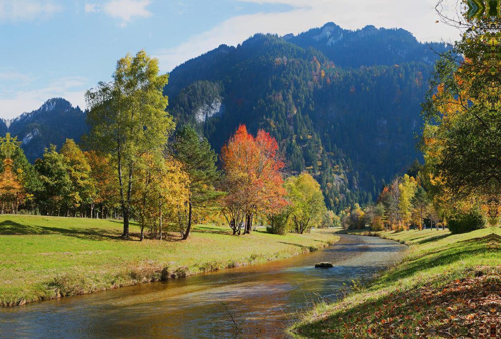 Toile textile haut de gamme Toile textile haut de gamme 120 cm x 80 cm à travers un paysage fluvial de Haute-Bavière près d'Oberammergau en automne 