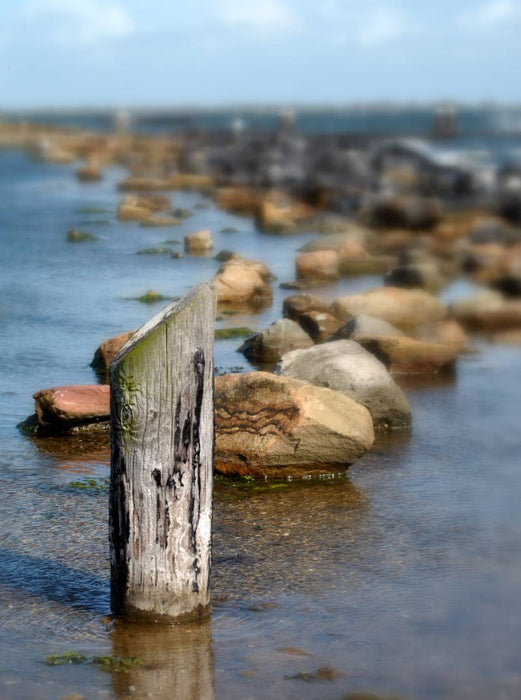 Pfahl und Steine in einem Gewässer - CALVENDO Foto-Puzzle
