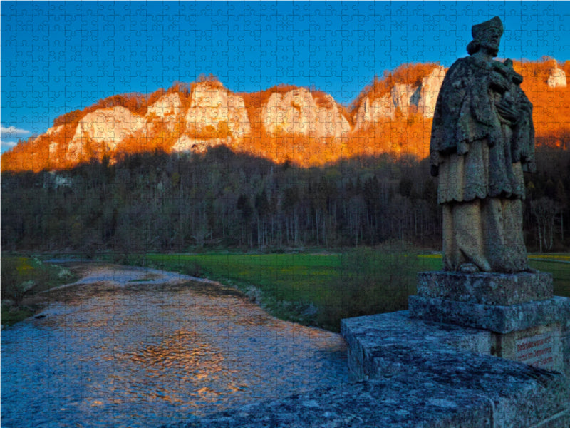 Hausen im Tal, Obere Donau: Blick von der Nepomuk-Brücke über die Donau auf die Hausener Felsen im Abendlicht - CALVENDO Foto-Puzzle - calvendoverlag 39.99