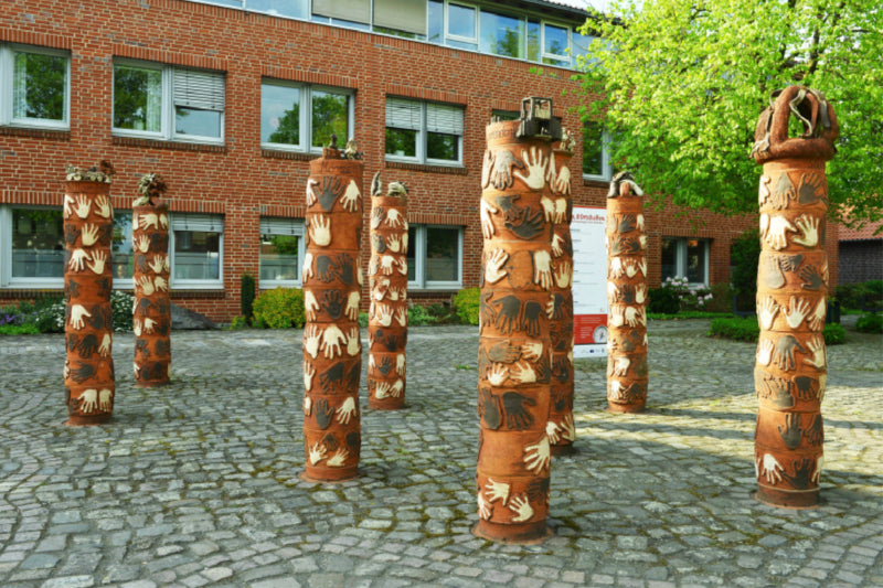 Premium Textil-Leinwand Premium Textil-Leinwand 120 cm x 80 cm quer Skulptur vor dem Rathaus Twistringen