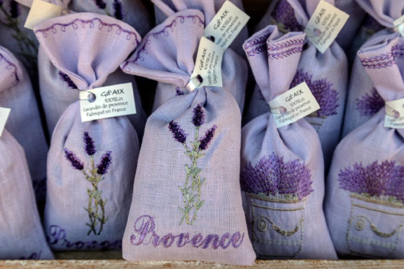 Premium Textil-Leinwand Premium Textil-Leinwand 120 cm x 80 cm quer handgemachte Lavendelsäckchen in Lourmarin