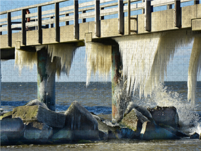 Eisfahnen an der Seebrücke in Wustrow - CALVENDO Foto-Puzzle - calvendoverlag 29.99