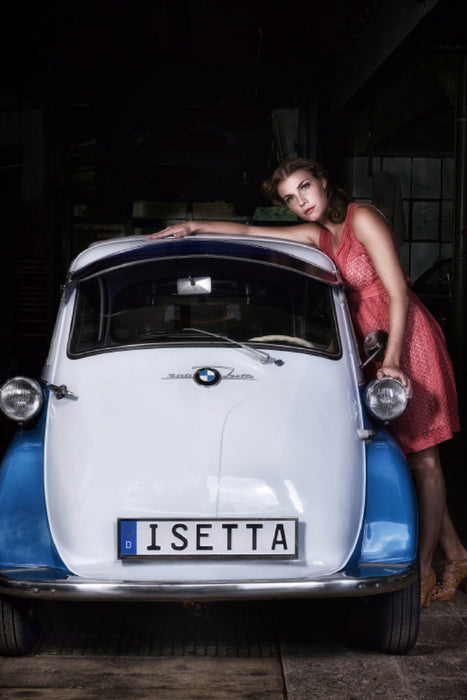 Premium Textil-Leinwand Premium Textil-Leinwand 80 cm x 120 cm  hoch Ein Motiv aus dem Kalender Die Isetta trifft Modells Ein Rollermobil zum Knutschen