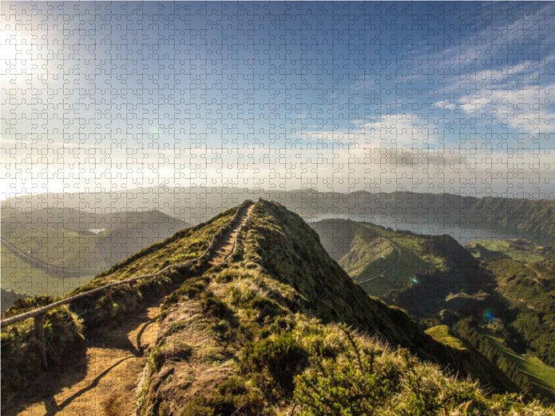 Traumhaftes Landschaftsbild mit Blick auf einen See innerhalb eines Vulkankraters der Azoreninsel São Miguel und im Hintergrund das Meer - CALVENDO Foto-Puzzle - calvendoverlag 29.99