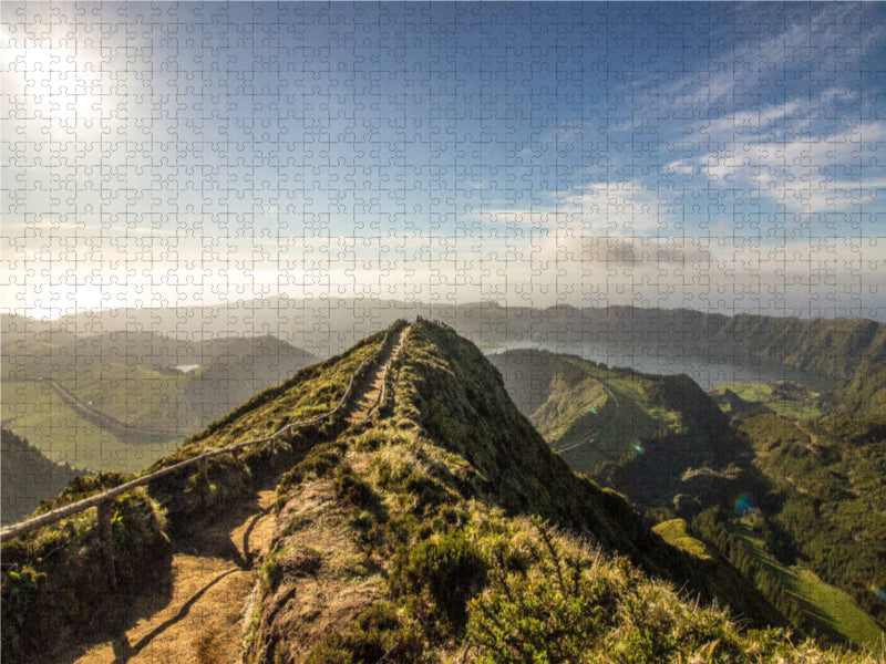 Traumhaftes Landschaftsbild mit Blick auf einen See innerhalb eines Vulkankraters der Azoreninsel São Miguel und im Hintergrund das Meer - CALVENDO Foto-Puzzle