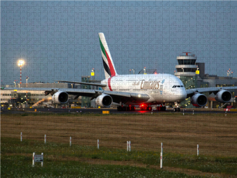 Emirates A380 A6-EOP rollt in Düsseldorf zum Abendflug nach Dubai. - CALVENDO Foto-Puzzle - calvendoverlag 39.99