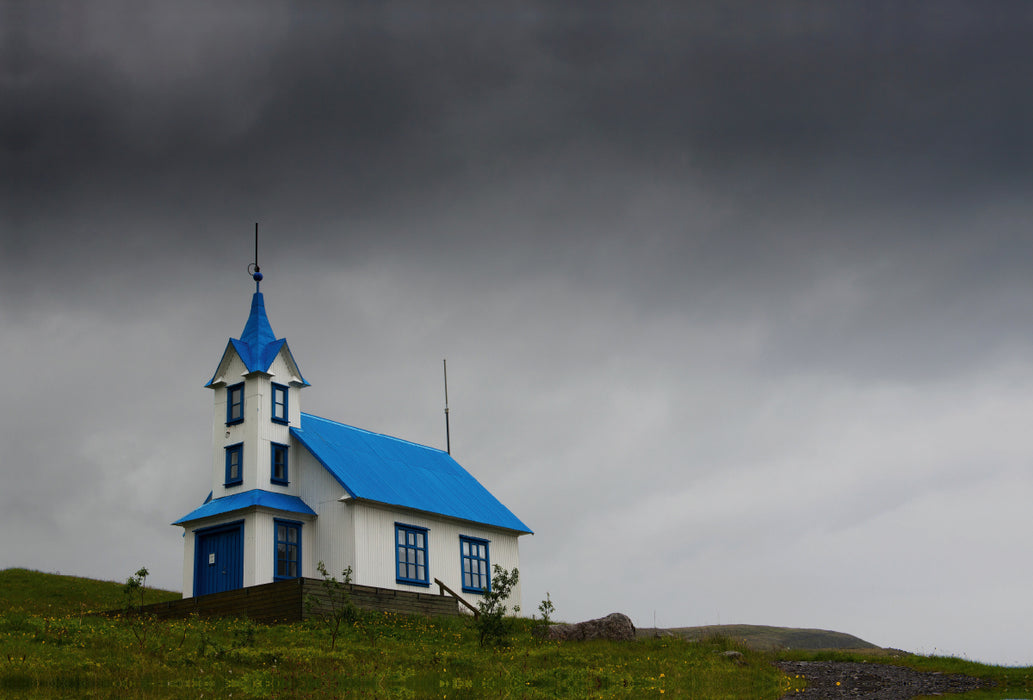 Premium Textil-Leinwand Premium Textil-Leinwand 120 cm x 80 cm quer Blau wie der Himmel. Die Kirche von Stödvarfjördur, Island